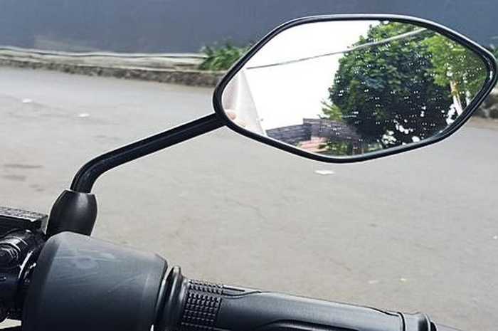  Mulai musim hujan, cek dan rawat area baut spion motor biar gak karat, nih simak caranya brother.
