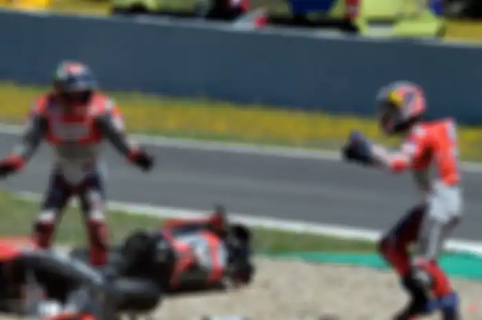 Andrea Dovizioso dan Jorge Lorenzo usai kecelakaan di MotoGP Spanyol.