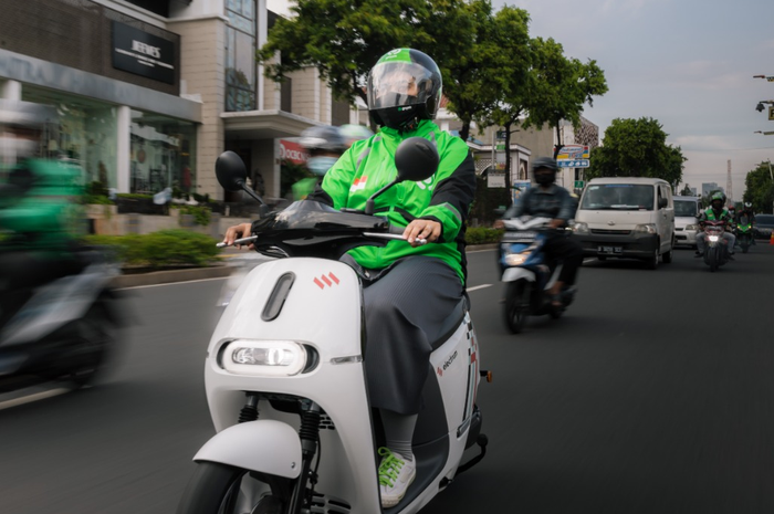 Berbeda dengan motor biasa atau motor berbahan bakar bensin, begini tips aman mengendarai motor listrik di jalan raya.