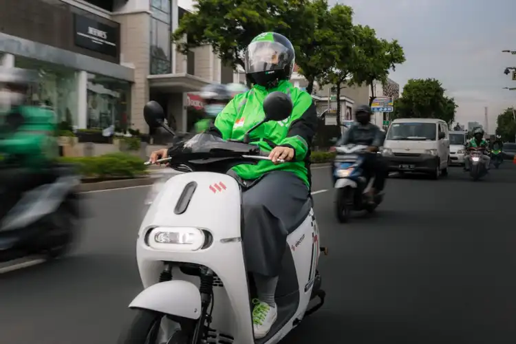 Begini Tips Aman Mengendarai Motor Listrik di Jalan Raya, Simak Bro