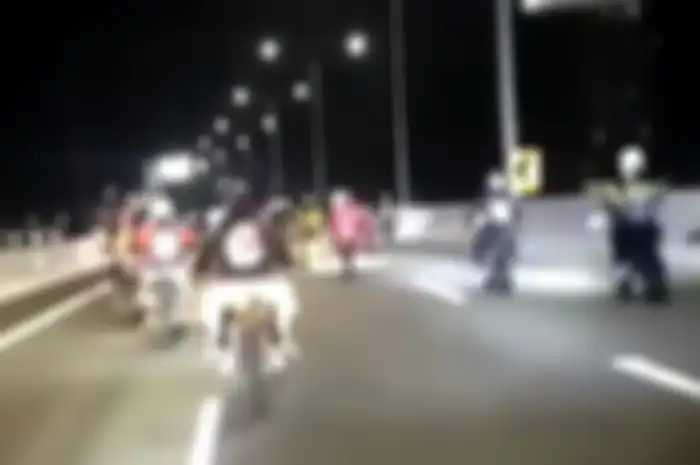 Rombongan pemotor supermoto ini nekat masuk tol Kelapa Gading-Pulogebang pada Sabtu, 26/2/2022 sekitar pukul 03.00 WIB.