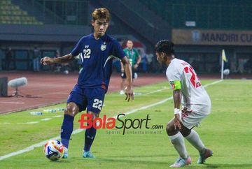Pemain Timnas U-23 Thailand Sphon Noiwong (kiri) sedang melewati pemain Timnas U-23 Myanmar Min Maw Oo (kanan) dalam laga terakhir grup C ASEAN Cup U-23 2025, di Stadion Patriot Chandrbhaga,Selasa (22/7/2025).