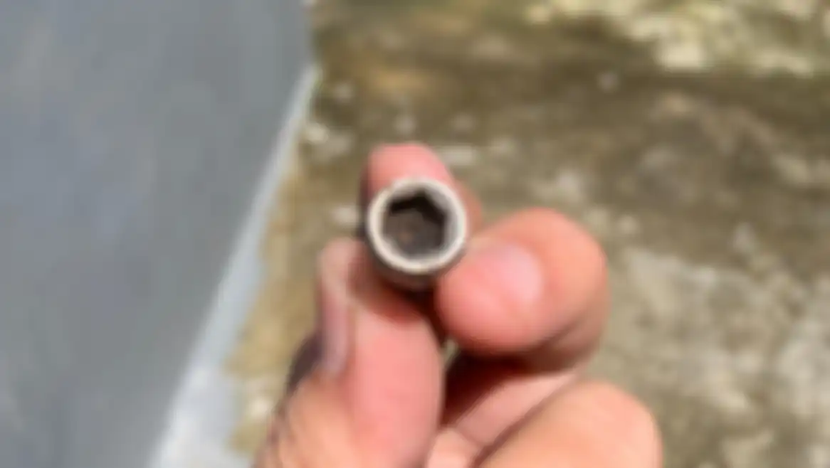Bagian tengah baut spion aftermarket mulai karatan, karena sering menampung air hujan