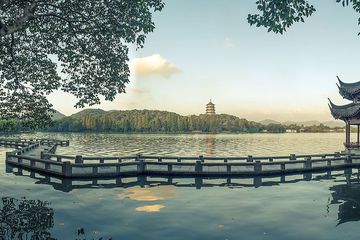 Ilustrasi danau anggur. Dalam sejarah Tiongkok, ada beragam cara bagi raja untuk bersenang-senang. Salah satunya adalah membuat danau anggur saat ia berkuasa.