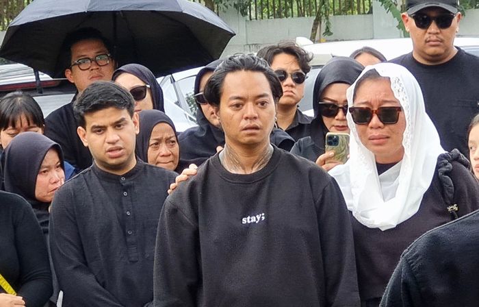 Reza Arap lepas kepergian Lula Lahfah di TPU Rawa Terate, Jakarta Timur, Sabtu (24/1/2025).