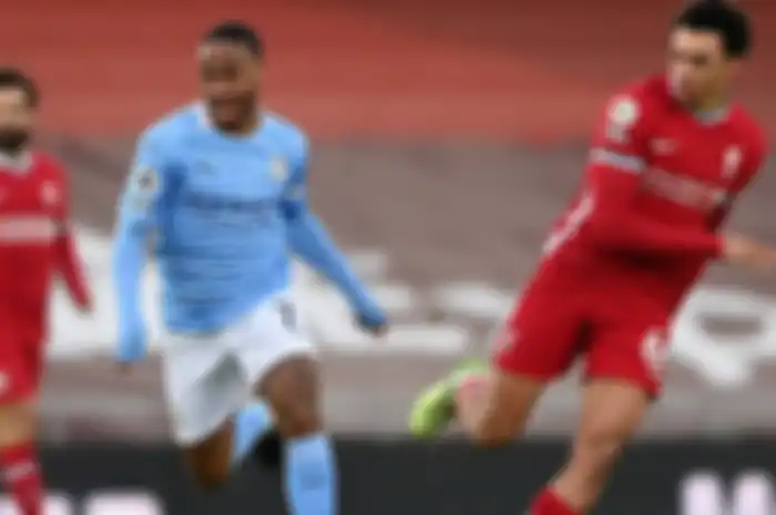 Penyerang Manchester City, Raheem Sterling (kanan) dan bek Liverpool, Trent Alexander-Arnold dalam laga pekan ke-23 Liga Inggris 2020-2021, Minggu (7/2/2021) pukul 23.30 WIB, di Stadion Anfield