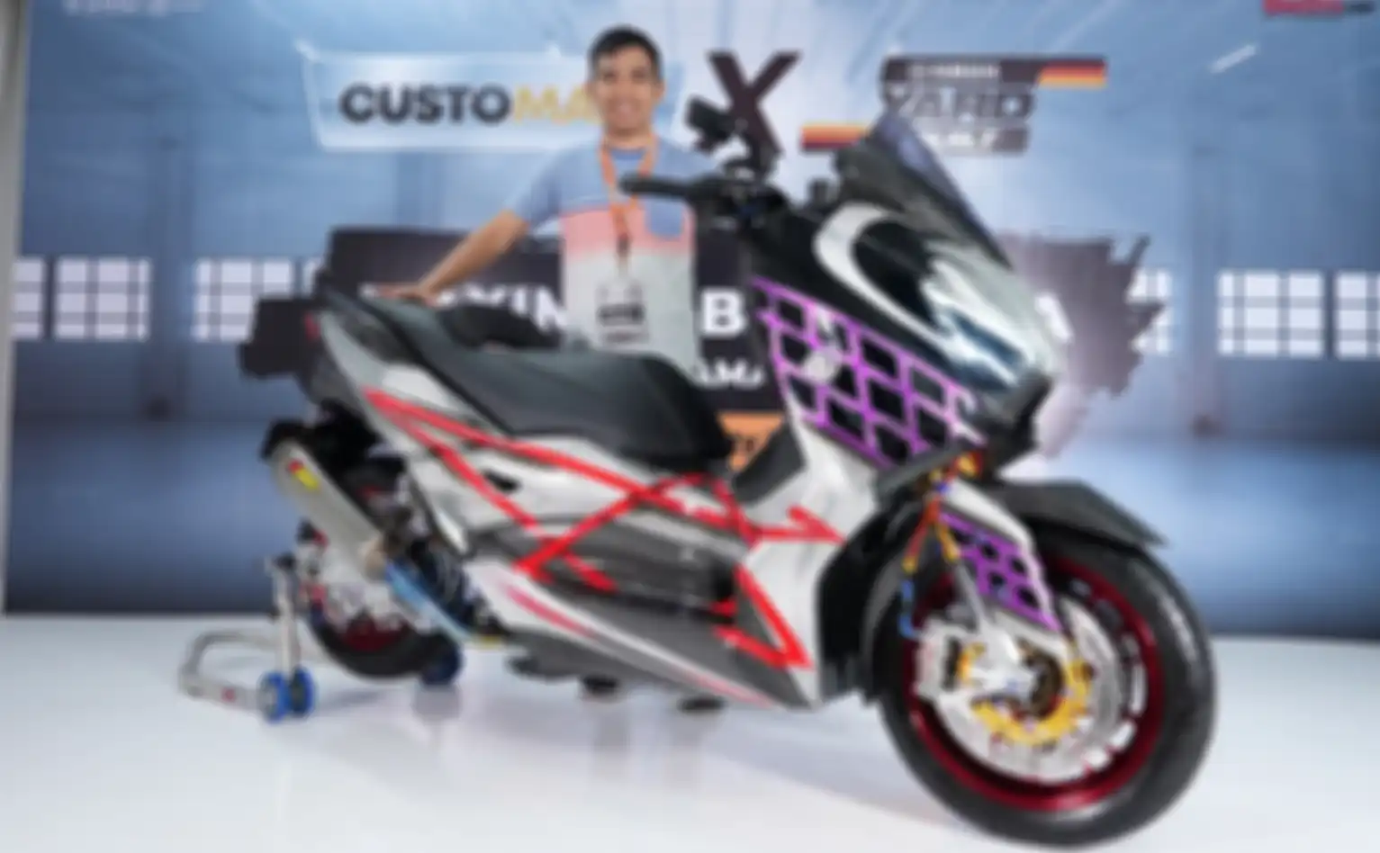 Arie bersama Yamaha XMAX miliknya.