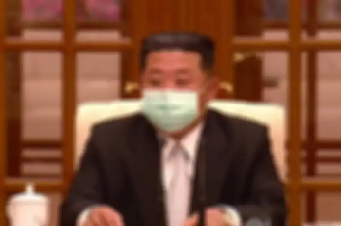 Pemimpin Korea Utara Kim Jong Un pertama kali terlihat mengenakan masker