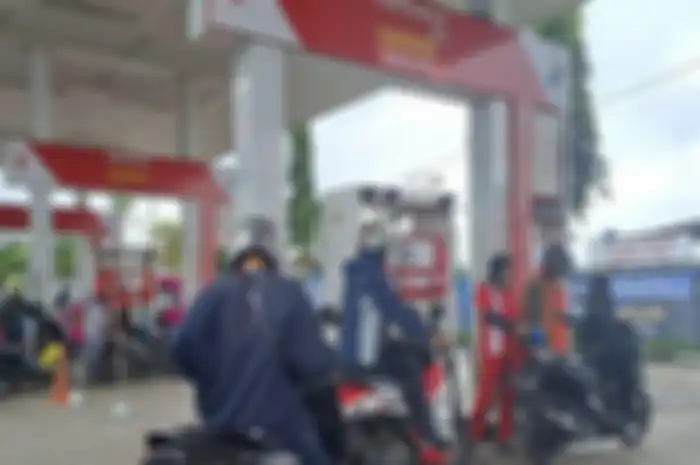 Ilustrasi pemotor antre pembelian BBM Pertalite di SPBU.