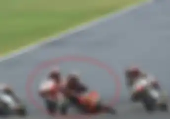 Pembalap Moto3 Asal Jepang Sikat Lawan Sampai Jengkang, Lihat Videonya