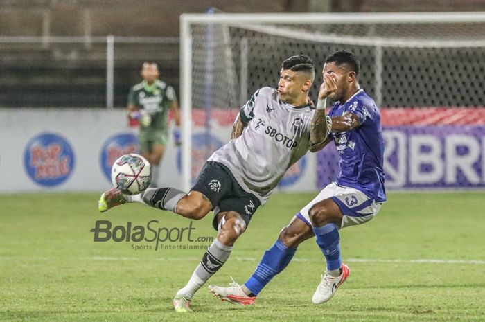 Penyerang Tira Persikabo, Ciro Alves (kiri), sedang mengontrol bola dalam laga pekan ke-21 Liga 1 2021 di Stadion Gelora Ngurah Rai, Bali, 29 Januari 2022.