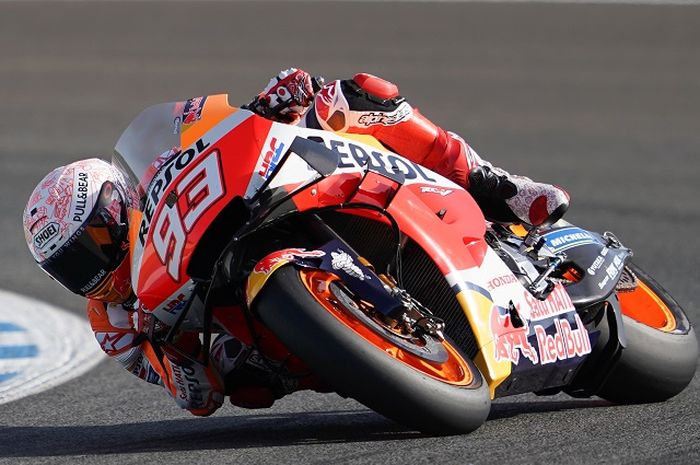 Pembalap Repsol Honda, Marc Marquez, ketika melakoni sesi latihan bebas MotoGP Spanyol di Sirkuit Jerez, Spanyol, 17 Juli 2020.