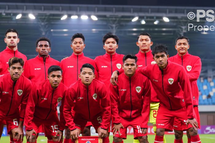 11 pemain pertama Timnas U-20 Indonesia saat jumpa Uzbekistan pada laga kedua Piala Asia U-20 2025 di Shenzen Youth Football Training Base Centre Stadium, Shenzen, Minggu (16/2/2025) malam WIB