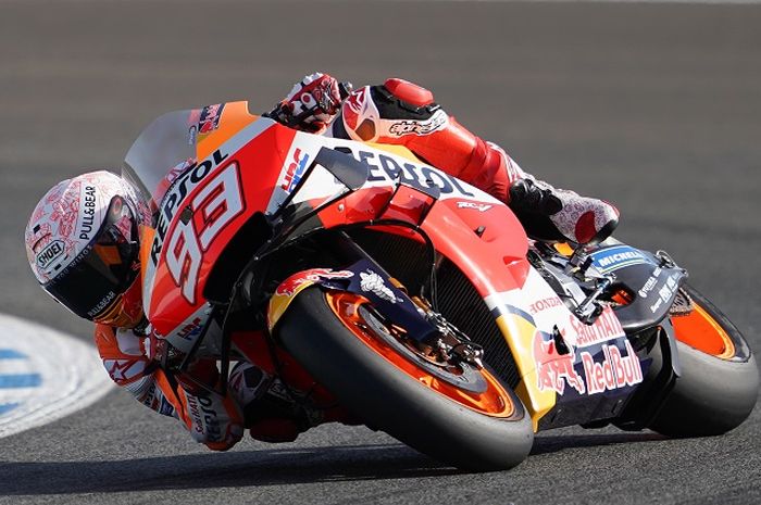 Pembalap Repsol Honda, Marc Marquez, ketika melakoni sesi latihan bebas MotoGP Spanyol di Sirkuit Jerez, Spanyol, 17 Juli 2020.