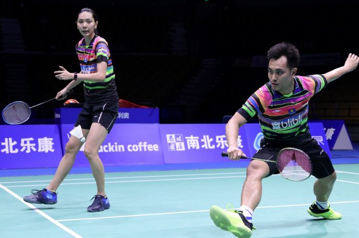 Pasangan ganda campuran Indonesia, Hafiz Faizal/Gloria Emanuelle Widjaja, saat berhadapan dengan Zhang Nan/Li Yinhui (China) pada babak kesatu Kejuaraan Asia 2019, di Wuhan Sports Center Gymnasium, Wuhan, China, Selasa (23/4/2019).