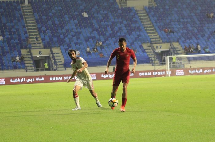 Mohammed Al Menhali mengawasi pergerakan Dendi Santoso pada laga timnas Uni Emirat Arab Vs timnas Indonesia, di Stadion Al Maktoum, Kamis (10/10/2019).