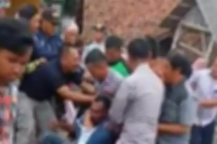 Pria diduga debt collector mendatangi rumah debitur jadi amukan warga