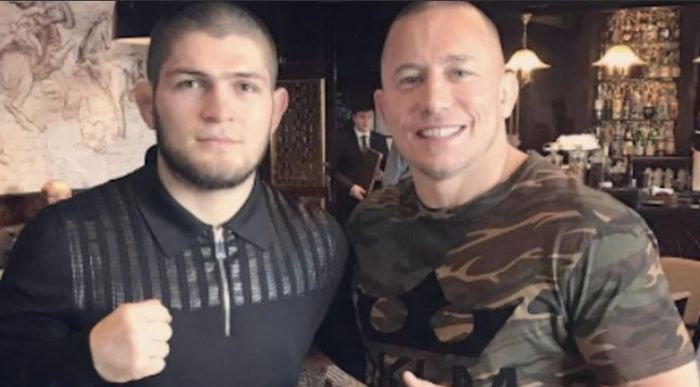 Khabib Nurmagomedov (kiri) berfoto bersama Georges St-Pierre (kanan).