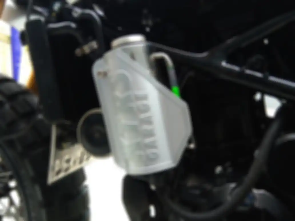 Reservoir radiator unik banget! Plus selang bening jadi mudah pantau kapasitas coolant