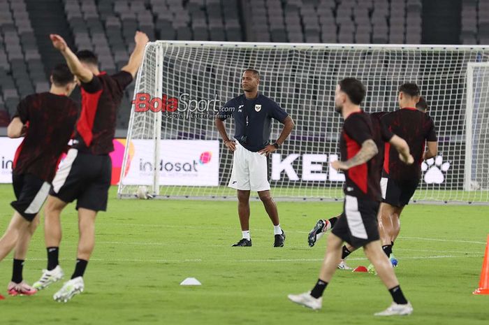 Pelatih Timnas Indonesia, Patrick Kluivert, sedang memantau para pemainnya berlatih di Stadion Gelora Bung Karno, Senayan, Jakarta, Senin (24/3/2025).
