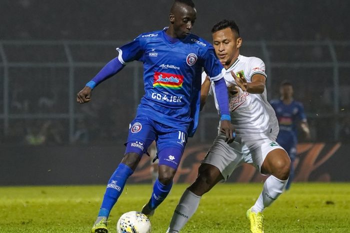 Aksi gelandang Arema FC, Makan Konate (kiri) berduel dengan pemain Persebaya Surabaya, Osvaldo Haay, pada final leg kedua Piala Presiden 2019 di Stadion Kanjuruhan, Malang, Jumat (12/4/2019).