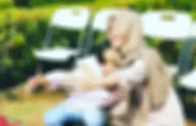 Berlatar Awan Biru dan Taburan Bunga Mawar, BCL Kunjungi Makam Ashraf Sinclair Sembari Tulis Kalimat Menyayat Hati