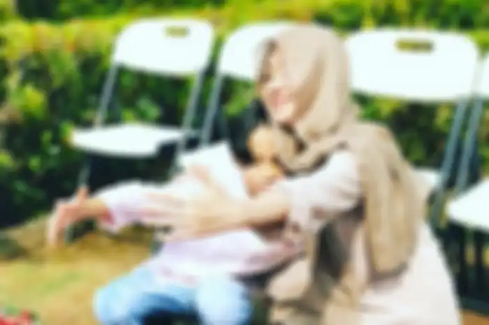 Berlatar Awan Biru dan Taburan Bunga Mawar, BCL Kunjungi Makam Ashraf Sinclair Sembari Tulis Kalimat Menyayat Hati