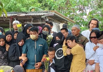Pak Ogah Dikebumikan, Anak Bungsu Tak Kuasa Menahan Tangis Sampai Nyaris Pingsan