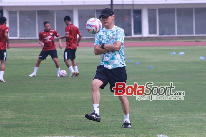 Pelatih Timnas Indonesia Shin Tae-yong enggan berkomentar soal kondisi rumput Stadion GBK jelang lawan Irak.