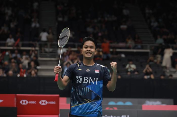 Tunggal putra Indonesia, Anthony Sinisuka Ginting, merayakan kemenangannya pada perempat final Singapore Open 2023 di Singapore Indoor Stadium, Kallang, Singapura, 9 Juni 2023.