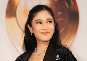 Cantiknya Wanita Indonesia, Dian Sastro Tampil Memukau dengan Kebaya Leather dalam Ajang FFI 2023! 