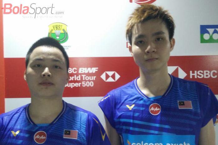 Pasangan ganda putra Malaysia, Aaron Chia/Soh Wooi Yik, berpose setelah laga semifinal Indonesia Masters 2020 di Istora Senayan, Jakarta, Sabtu (18/1/2020).