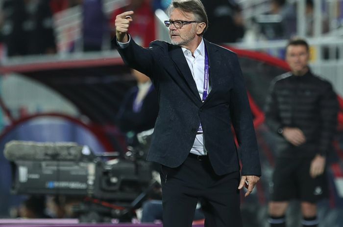 Pelatih Timnas Vietnam, Philippe Troussier, memberikan instruksi kepada pemainnya di Piala Asia 2023.