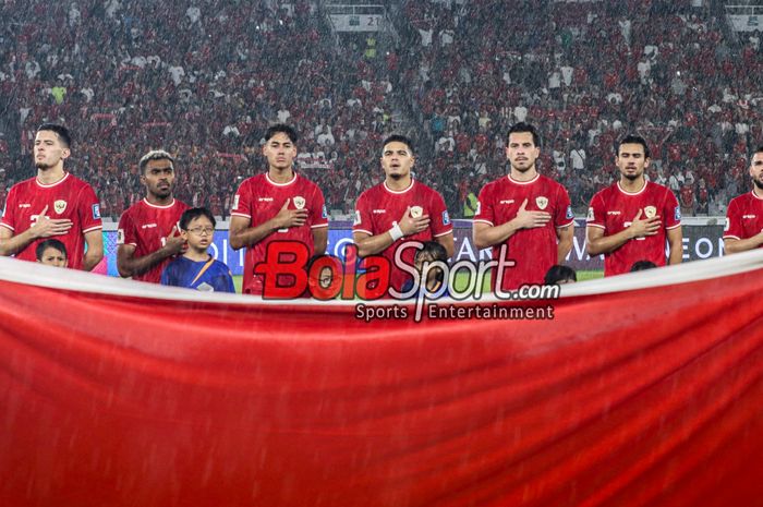 Sejumlah pemain Timnas Indonesia yakni Justin Hubner, Yakob Sayuri, Rafael Struick, Ragnar Oratmangoen, Thom Haye, Nathan Tjoe-A-On, dan Calvin Verdonk sedang menyanyikan lagu Indonesia Raya jelang berlaga di Stadion Utama Gelora Bung Karno, Senayan, Jakarta, Jumat (15/11/2024).