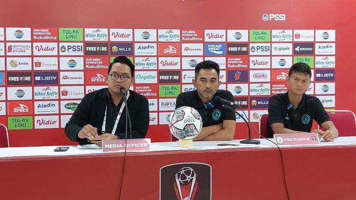 Pelatih PSS Sleman, Seto Nurdiantoro dan pemain Dedi Gusmawan pada sesi jumpa pers seusai laga melawan PSIS Semarang, Jumat (26/5/2022).