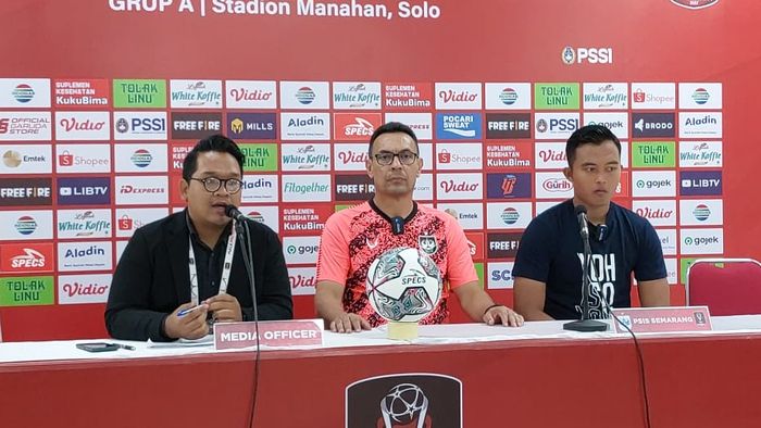 Pelatih PSIS Semarang, Sergio Alexandre dan pemain Yofandani Pranata pada sesi jumpa pers usai laga melawan PSS Sleman di Stadion Manahan, Solo, Jumat (24/6/2022).