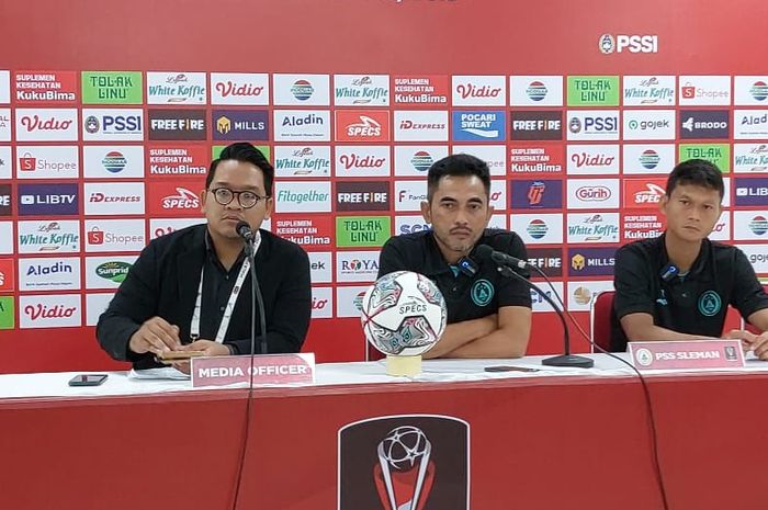 Pelatih PSS Sleman, Seto Nurdiantoro dan pemain Dedi Gusmawan pada sesi jumpa pers seusai laga melawan PSIS Semarang, Jumat (26/5/2022).