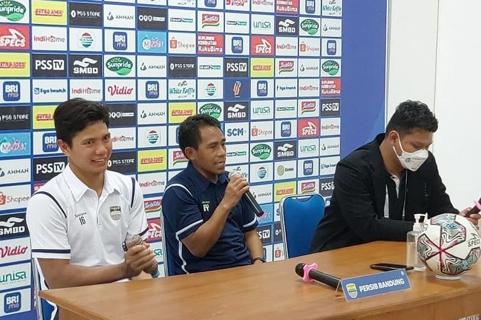 Pelatih Persib Bandung Budiman dan Achmad Jufriyanto pada sesi jumpa pers seusai laga melawan PSS Sleman di Stadion Maguwoharjo, Sleman, Jumat (19/8/2022.