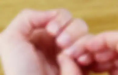 Kuku Menguning Akibat Sering Diwarnai? Bersihkan dengan 4 Cara Alami Ini