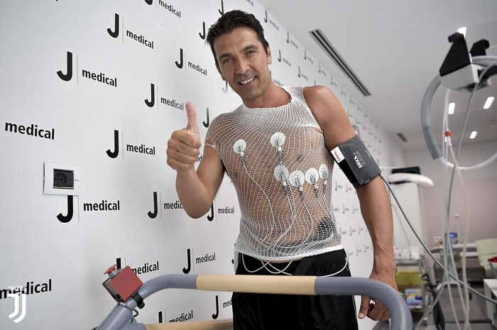 Kiper Juventus, Gianluigi Buffon, melakukan tes medis, Kamis (4/7/2019) waktu setempat.