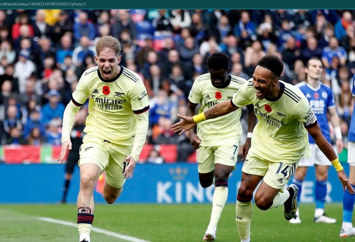 Selebrasi Emile Smith Rowe usai menjebol gawang Leicester City saat membantu Arsenal menang di Stadion King Power, Sabtu (30/10/2021).