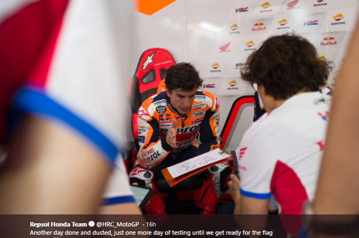 Pembalap Repsol Honda, Marc Marquez (tengah), berbicara dengan krunya saat tes pramusim MotoGP 2020 di Sirkuit Losail, Qatar, Minggu (22/2/2020).