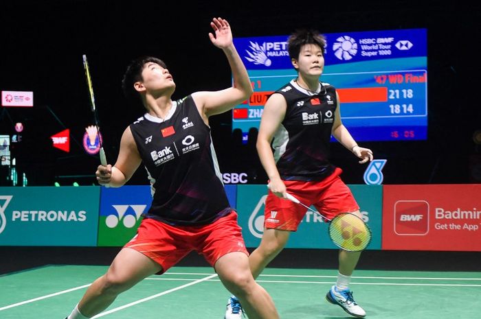 Ganda putri China, Tan Ning dan Liu Sheng Shu, melakukan pukulan pengembalian dalam pertandingan final ganda putri Malaysia Open 2024 di Axiata Arena, Kuala Lumpur, Malaysia, 14 Januari 2024.