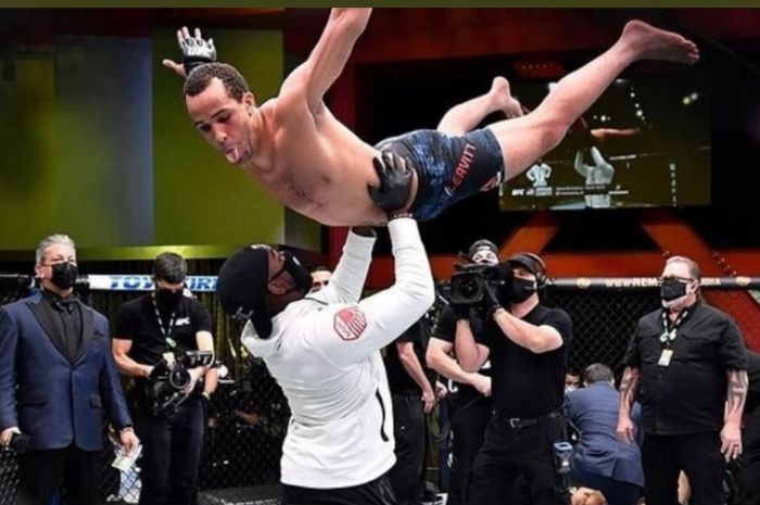 Petarung kelas ringan, Jordan Leavitt, merayakan kemenangannya dalam gelaran UFC Vegas 70 pada Minggu (26/2/2023)