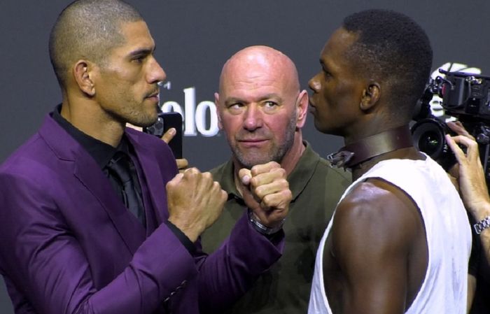 Alex Pereira (kiri) dan Israel Adesanya (kanan) dalam sesi staredown pada konferensi pers jelang UFC 287