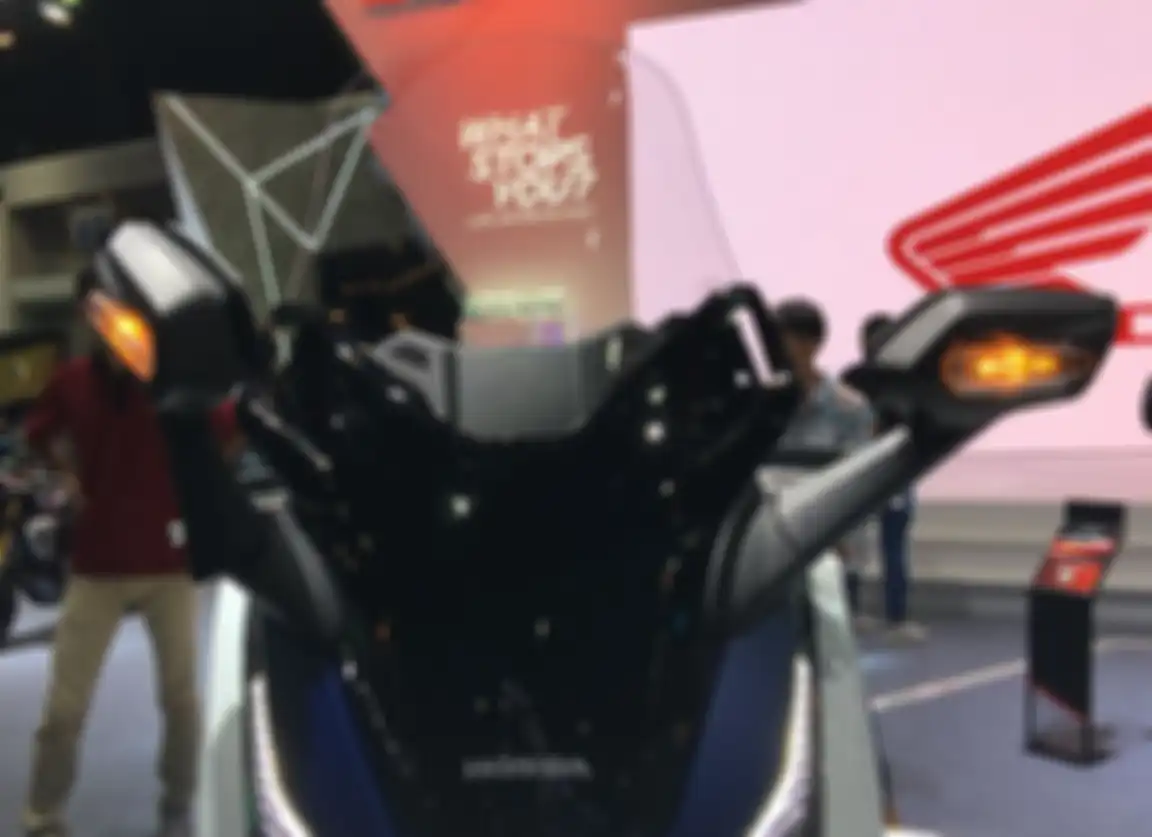 Spion bisa ditekuk yang terintegrasi lampu sein