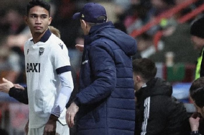 Bintang Timnas Indonesia, Marselino Ferdinan, saat mendapat arahan dari pelatih Oxford United, Gary Rowett.