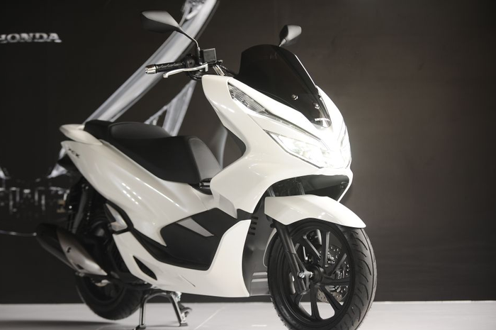 Honda All New PCX 150 hadir dengan 4 warna pilihan Black, White, Reda dan Light Gold