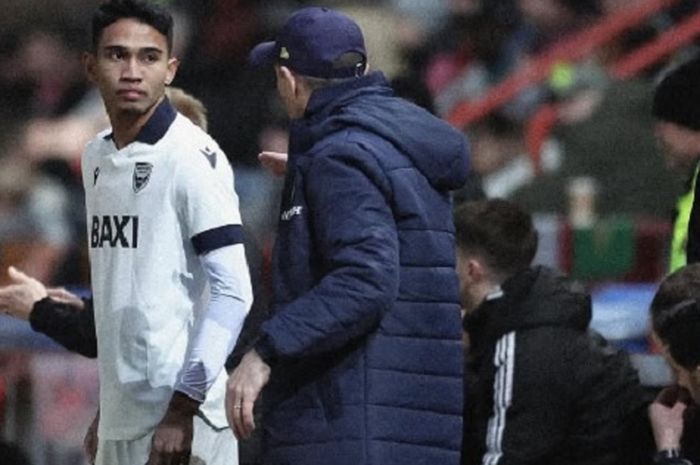 Bintang Timnas Indonesia, Marselino Ferdinan, saat mendapat arahan dari pelatih Oxford United, Gary Rowett.