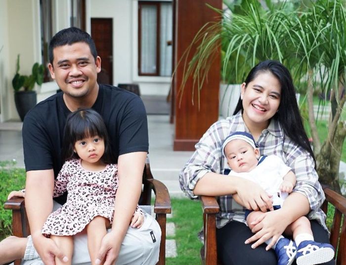Bobby Nasution bersama Kahiyang Ayu dan kedua anaknya, Sedah Mirah dan Panembahan.